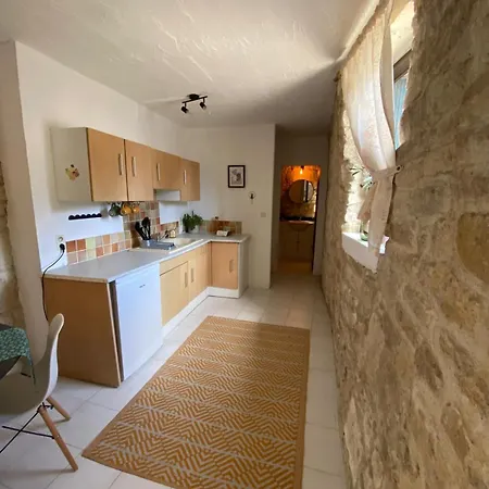 Self Contained In Lejlighed Juille